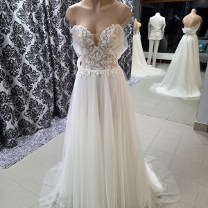 Brautkleid mit Blätterspitze 999 €